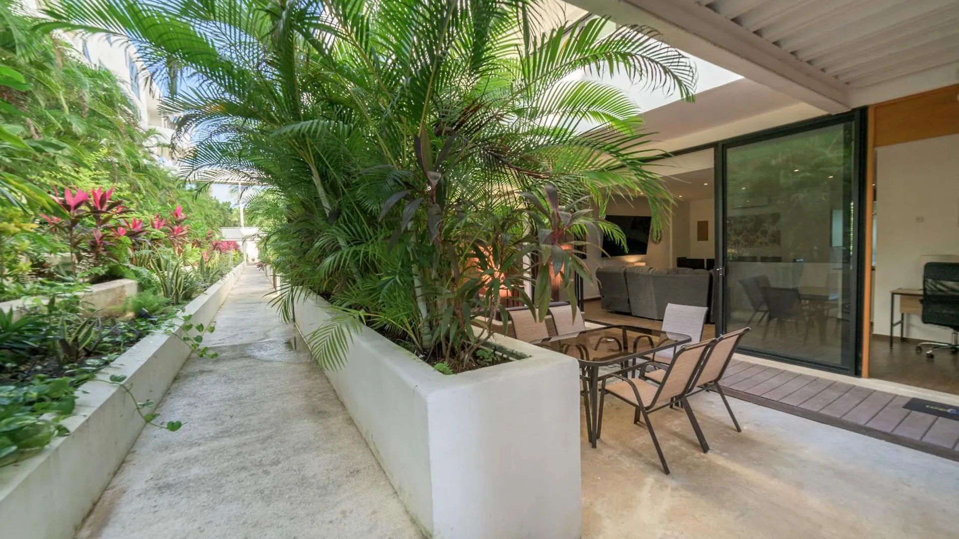 Spacious Condo 200M From Beach & 5Th Ave Playa del Carmen