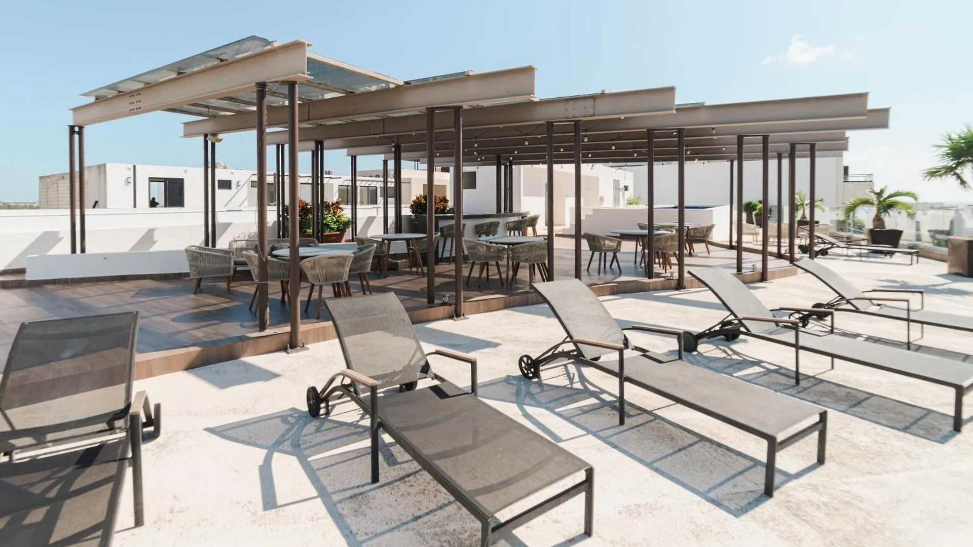 Spacious Condo 200M From Beach & 5Th Ave Playa del Carmen