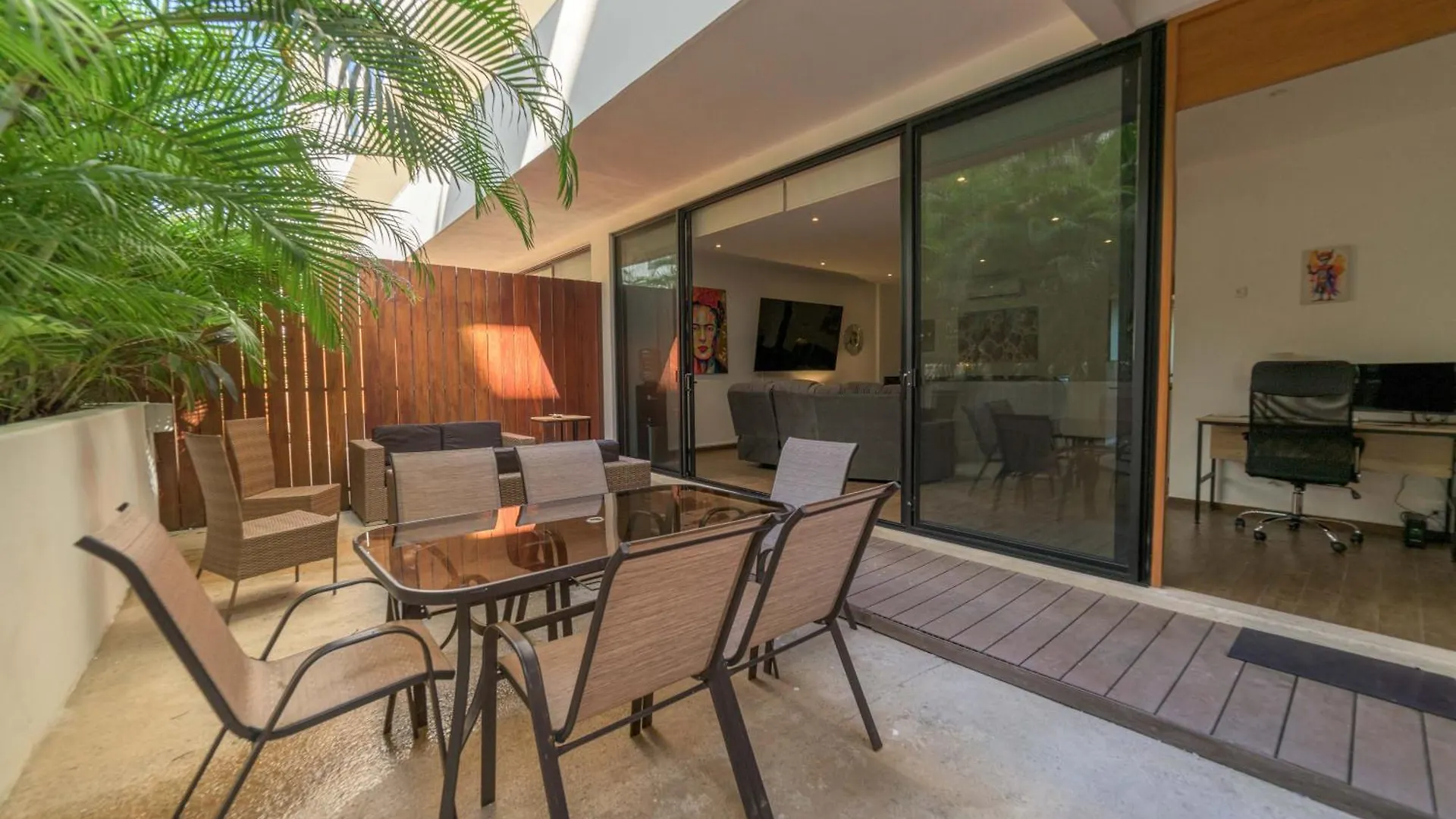 Spacious Condo 200M From Beach & 5Th Ave Playa del Carmen